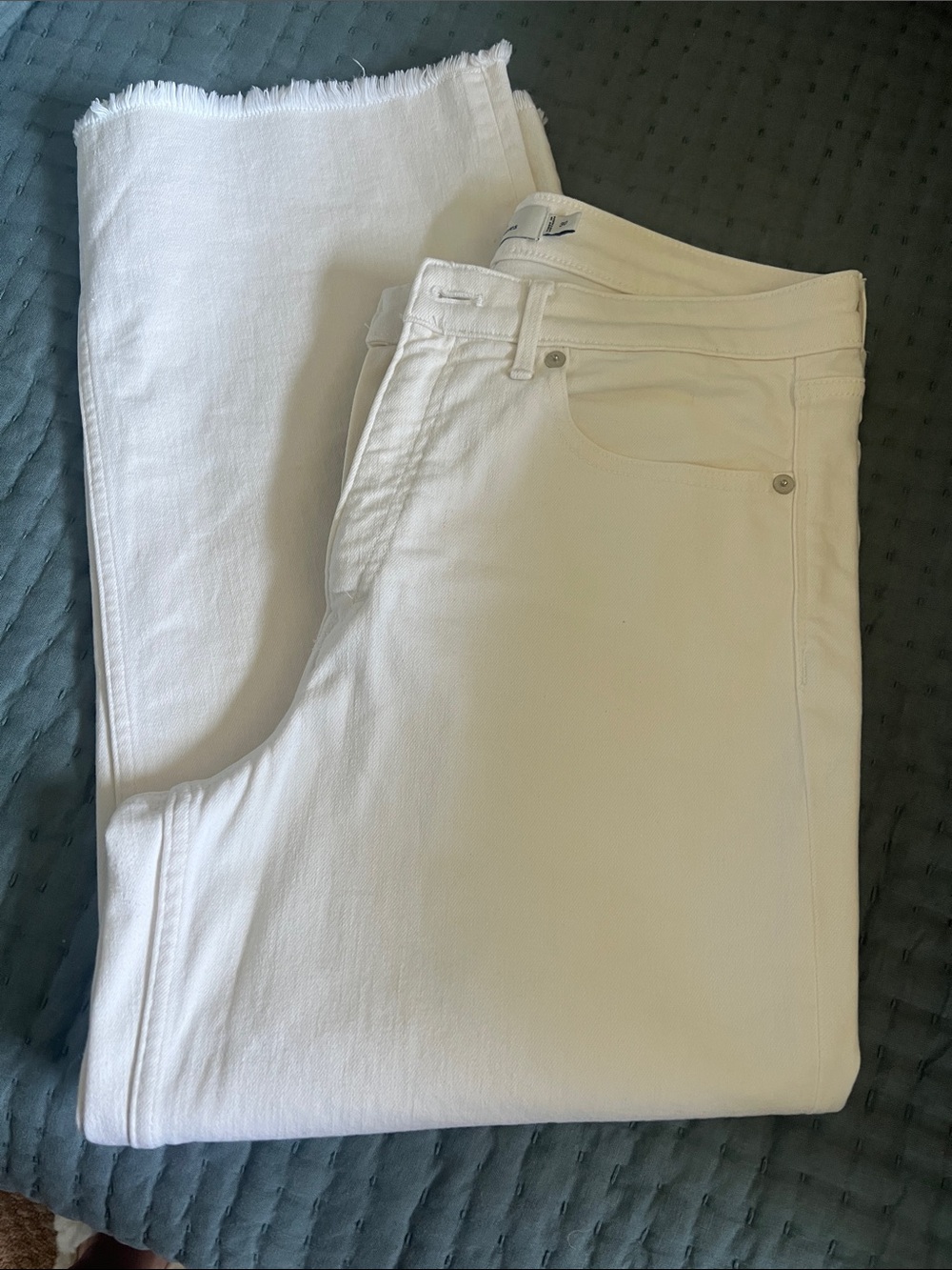Vineyard Vines White Frayed Hem Cropped Ankle Jeans